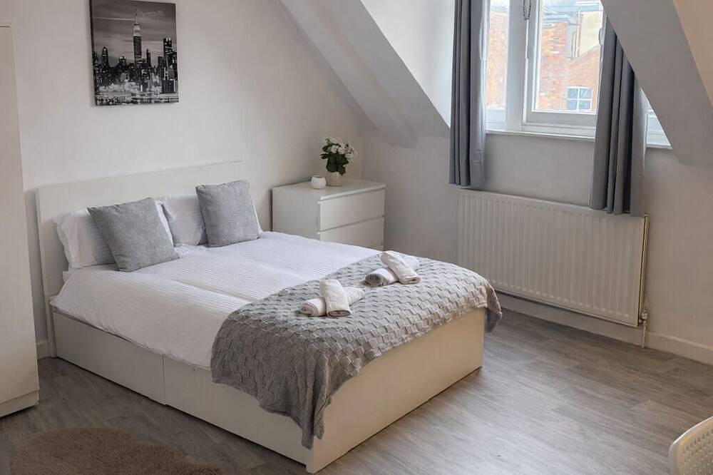 Apartamento entero, Spacious 3-Bed | City Centre I\nworkspace | Wi-Fi in Leicester, Heart of England