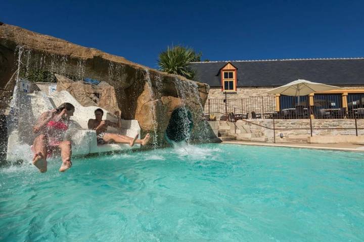 Wohnwagen für 2 Personen, mit Kinderpool und Sauna sowie Whirlpool