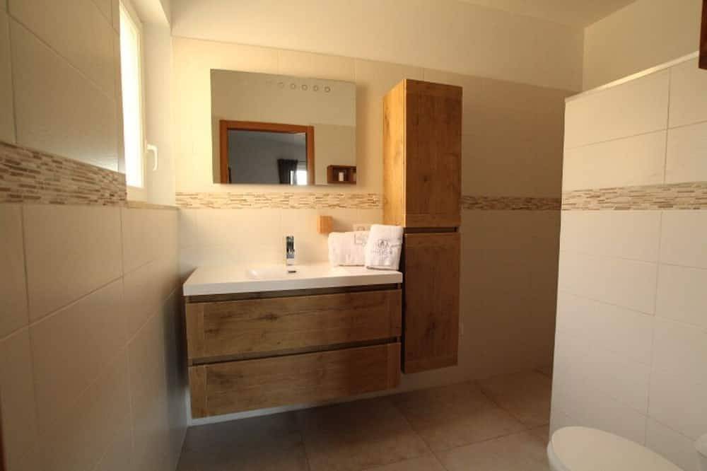 Maison vigneronne avec jacuzzi, sauna, terrasse spacieuse et vue panoramique in Cavillargues, Région de Nîmes