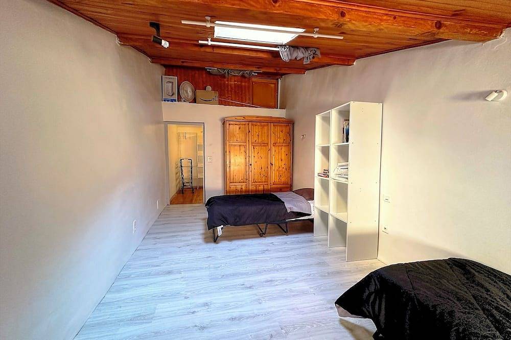 Village house in Aups, 15 minutes from the Gorges du Verdon in Aups, Brignoles region