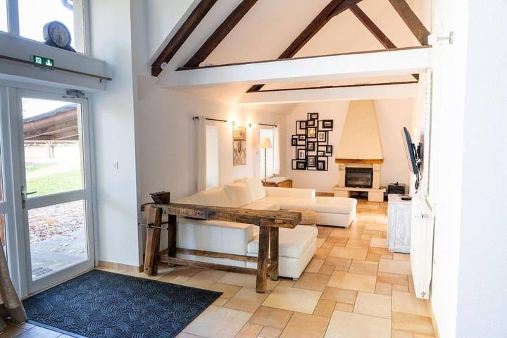 Location de vacances pour 13 personnes, avec terrasse et jacuzzi ainsi que bassin pour enfant et piscine à Souvigny