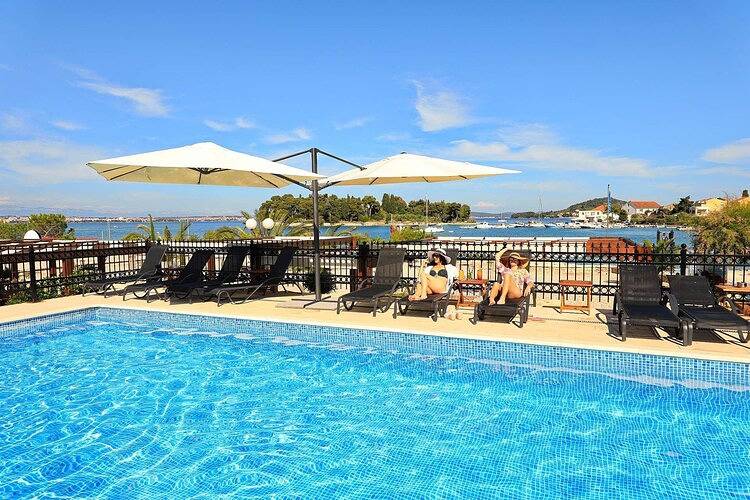 Ganze Wohnung, Wohnung auf Ugljan mit Pool und Sandstrand in Plaža Jaz, Poljana