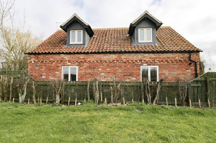 Log cabin for 4 people, with pets in Brandesburton