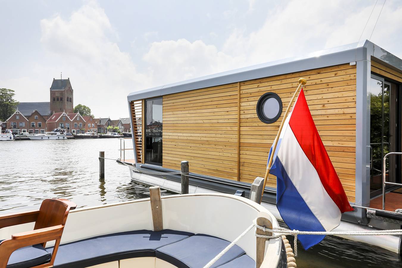 4-persoons houseboat met terras aan het water in jachthaven van Grou in Nationaal Park De Alde Feanen