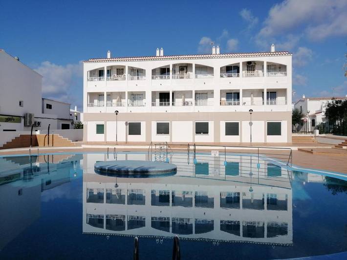 Appartement de vacances pour 4 personnes, avec terrasse ainsi que jardin et piscine
