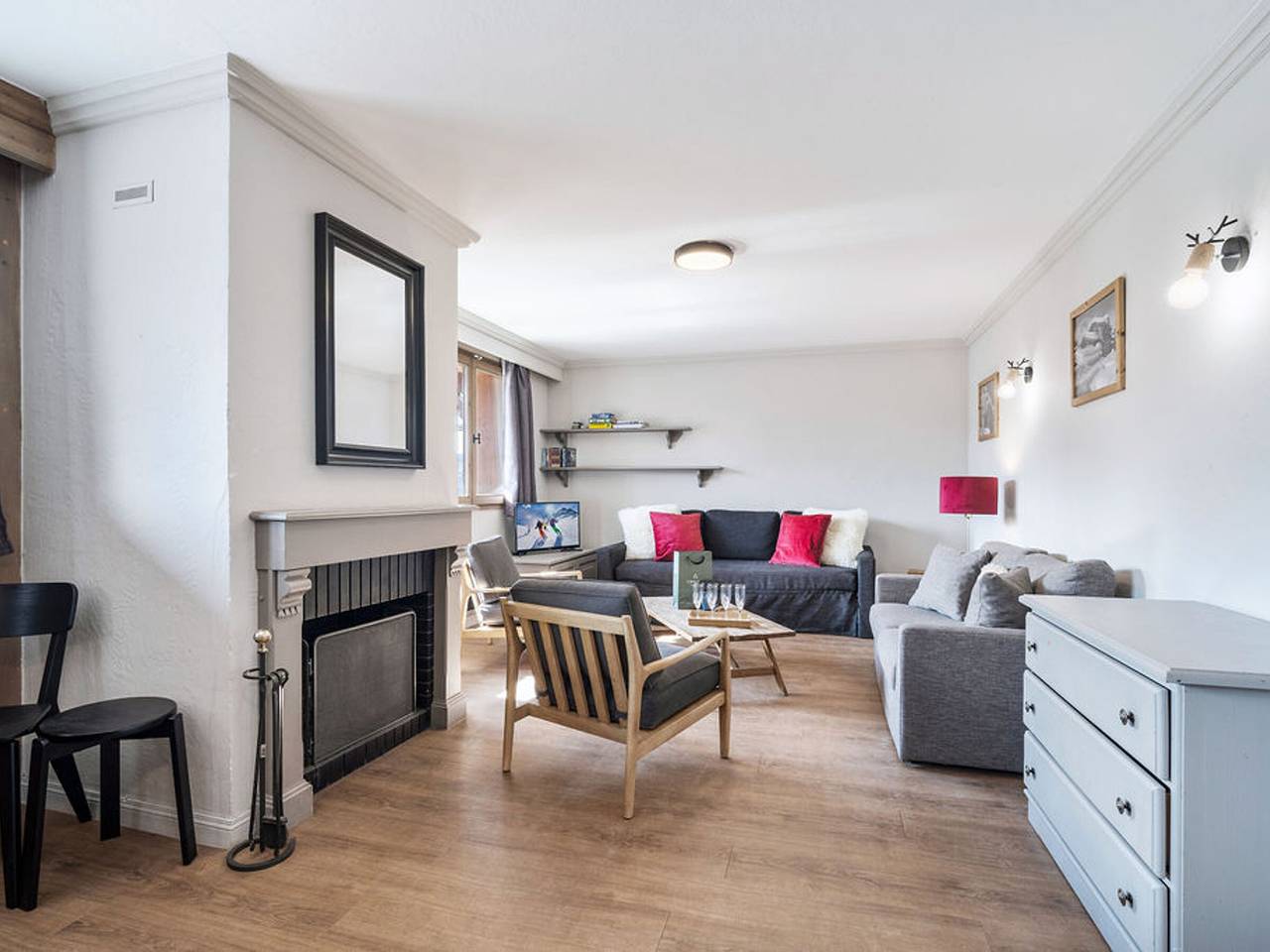 Geheel appartement, 75m² Apartment with Fireplace Near Slopes, 3 Bedrooms, Sleeps 8 in Val Thorens, Massif de la Vanoise