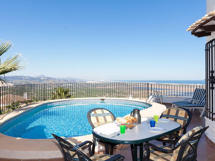 Location de vacances pour 4 personnes, avec terrasse ainsi que vue et jardin à Pego - 2