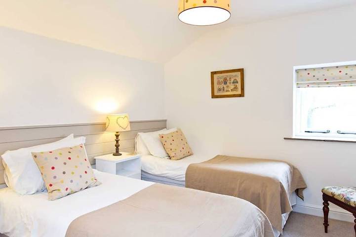 Superb barn conversion with games room, near Monyash, sleeps up to 20 in 7 bedrooms. in Monyash, Derbyshire