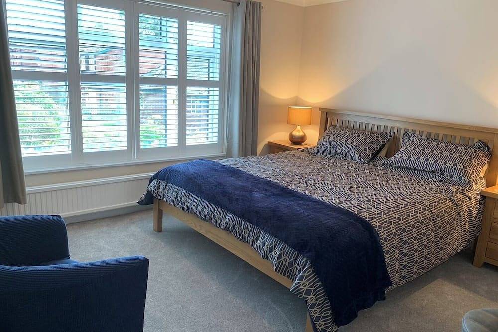 Rhubarb Cottage, stylish home close to Lyndhurst High street & New Forest trails in Lyndhurst, Hampshire