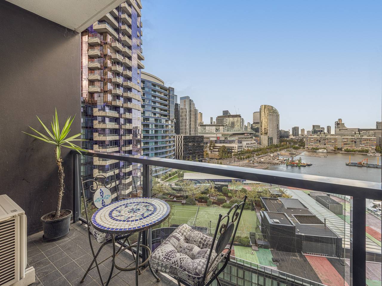 Entire apartment, Docklands Waterfront Elegance with Cityscape Views in Docklands, Melbourne
