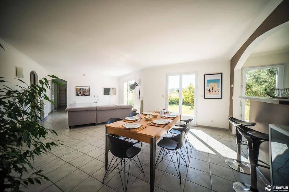 Villa in Poulx, Nimes region