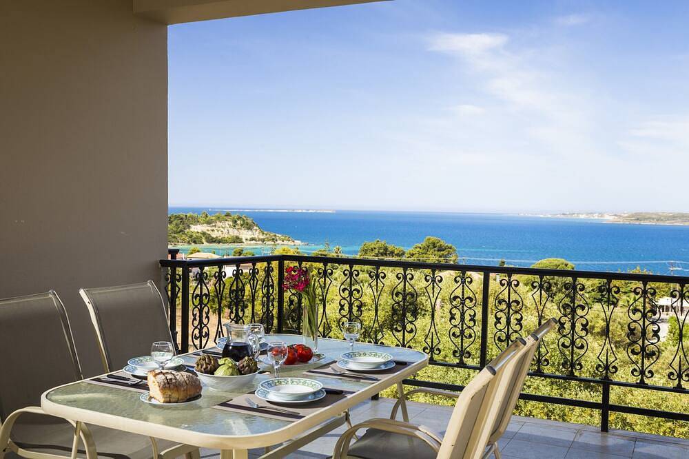 Entire apartment, Polymnia I - Top Floor 2-Bedroom Apartment in Lassi, Argostoli