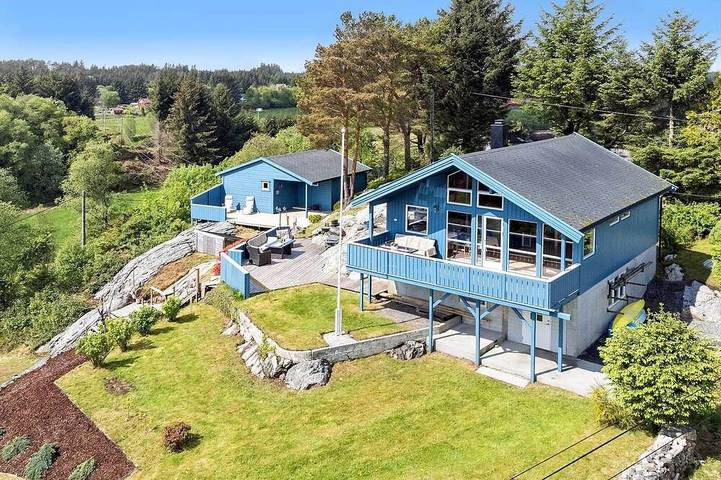Ferienhaus für 6 Personen, mit Garten und Balkon in Austrheim