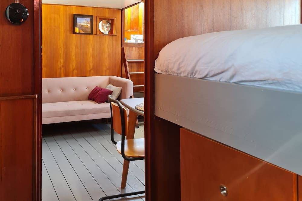 Charming captain's cabin on the historic ship De Hoop in Amsterdam Oost, Costa Holandesa