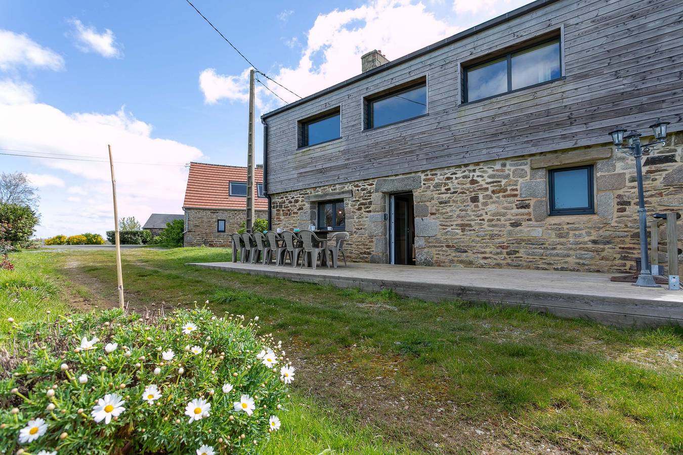 Cottage 'Maison Familiale 12 Pers Proche Mer' with Shared Terrace and Wi-Fi in Saint-Michel-en-Grève, Ceinture Dorée