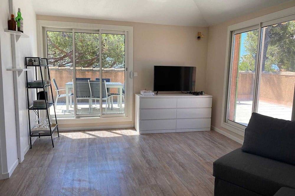 Appartement entier, Appartement avec grande terrasse et à 50 mètres de la plage in Hyeres, Parc national de Port-Cros