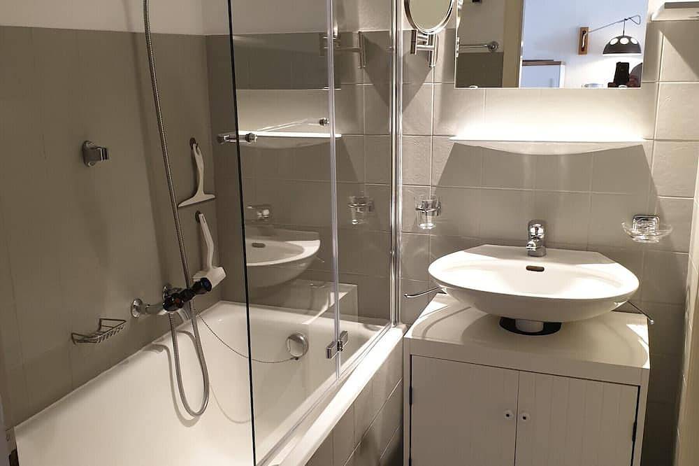 Ganze Wohnung, Aussen : Wohnung für 5-6 Personen im Erdgeschoss, Balkon -Innen : 60 qm, grosser Wohnraum mit separa in Saint Luc, Anniviers