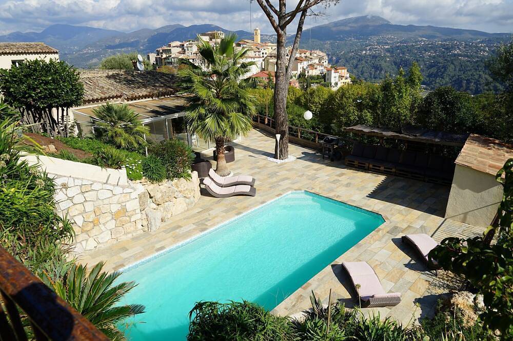 Luxury Provençal villa ideally located with panoramic view in Gattières, Cannes region