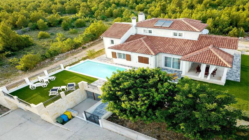 Ferienhaus für 7 Personen, mit Terrasse und Balkon/Terrasse in Grad Šibenik