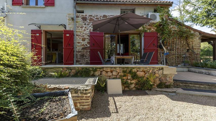 Location de vacances pour 6 personnes, avec terrasse ainsi que jardin et piscine dans Rouy