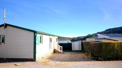 Location de vacances pour 6 personnes, avec terrasse ainsi que jardin et vue sur le lac, animaux acceptés à Caurel