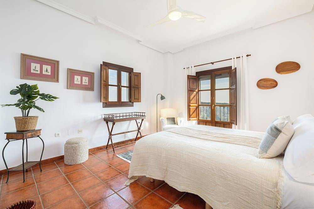 Villa de Ensueño con Piscina y Vistas Increíbles in Casarabonela, Sierra de las Nieves