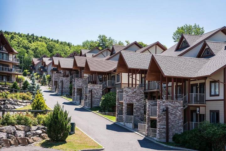 Location de vacances pour 4 personnes, avec jardin ainsi que vue et terrasse à Bromont