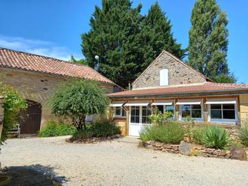 Gîte pour 3 personnes, avec vue et jardin à Sauveterre-la-Lémance