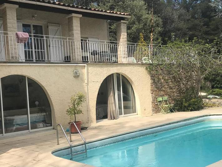 Location de vacances pour 4 personnes, avec piscine ainsi que vue et terrasse dans Lac de Carcès