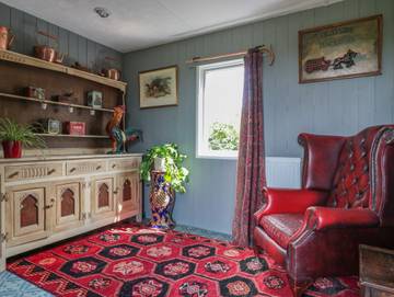 Log Cabin for 2 People in The Cotswolds, South West England, Photo 2