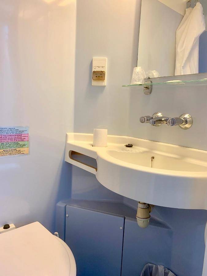 Basic Single Room with Shared Shower and Shared Toilet in Le Boulou, Région de Céret