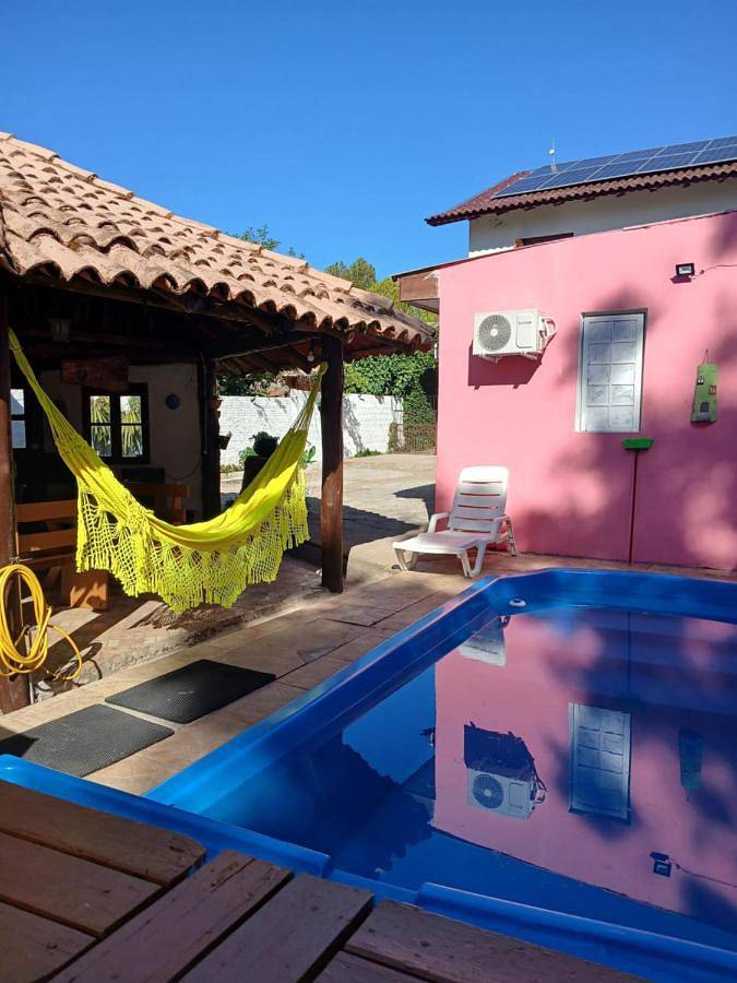 Casas e apartamentos de temporada para 6 pessoas, com balcão e jardim e ainda piscina em São Gabriel (RS)