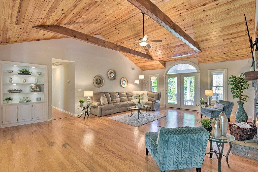 Remodeled Family Home ~ 2 Mi to Lake Lanier! in Lake Lanier