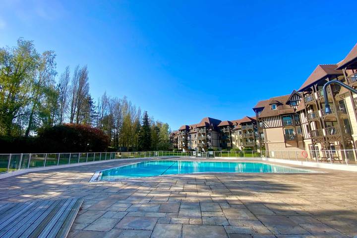 Gîte pour 4 personnes, avec piscine et balcon, adapté aux familles à Deauville