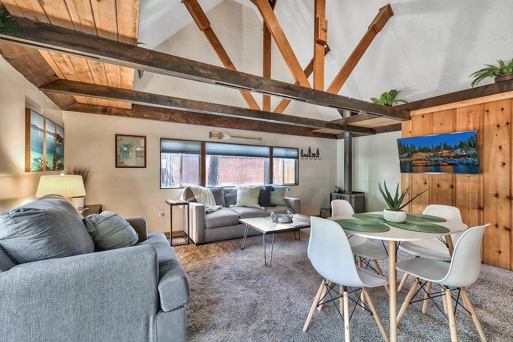 Larch Chalet- 1Br, 1Ba 2 Min to Heavenly, Hot Tub in Bijou Park, South Lake Tahoe