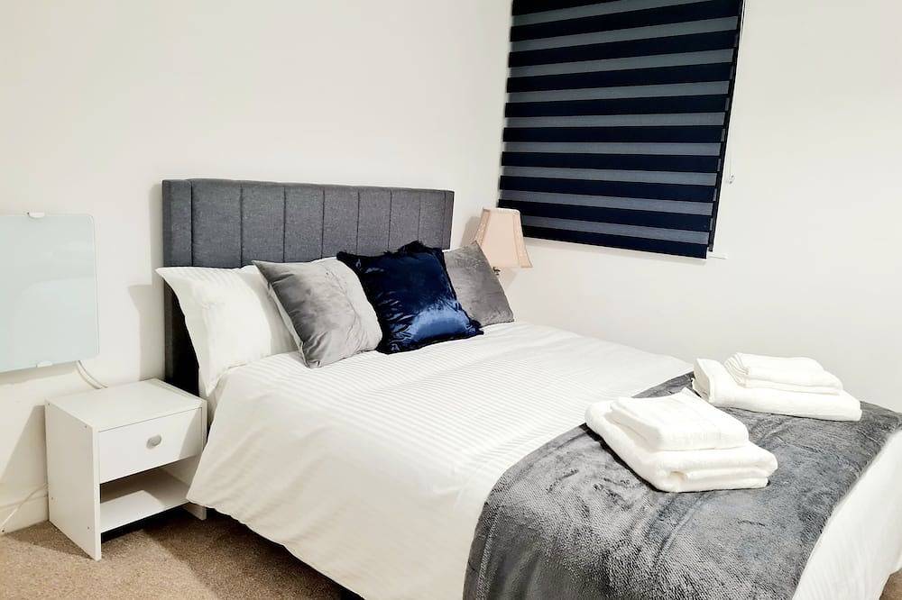 Cosy Luxurious Entire 3 Bedroom House, Private Garden, Free Parking, Free Wifi in Havering, London