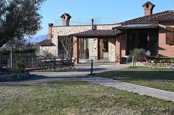 Location de vacances pour 5 personnes, avec bassin pour enfant et vue ainsi que piscine et jardin à Gubbio - 2