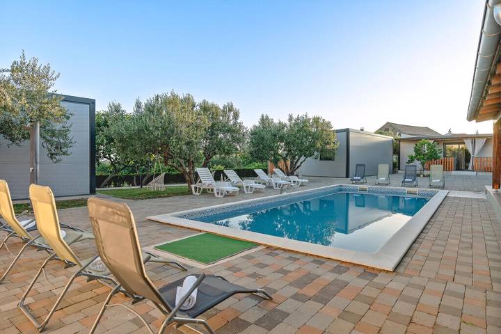 Ferienwohnung für 5 Personen, mit Pool in Pakostane