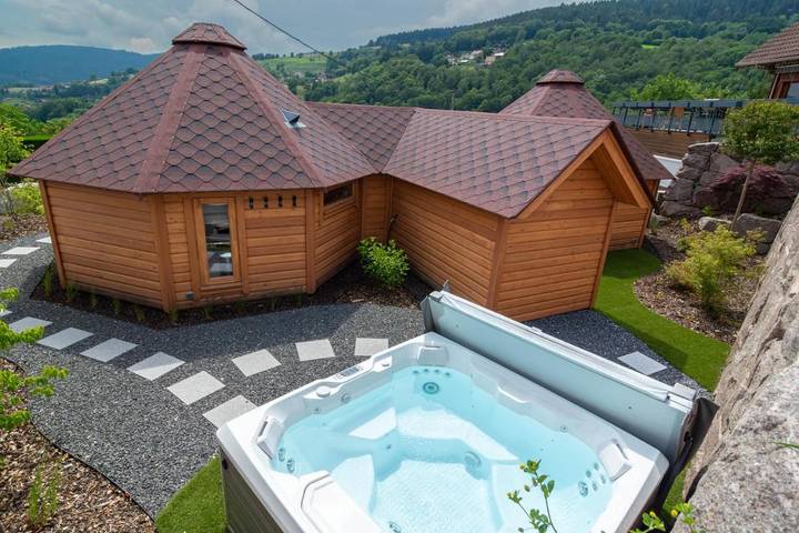 Ferienhaus für 4 Personen, mit Whirlpool und Terrasse sowie Garten und Ausblick