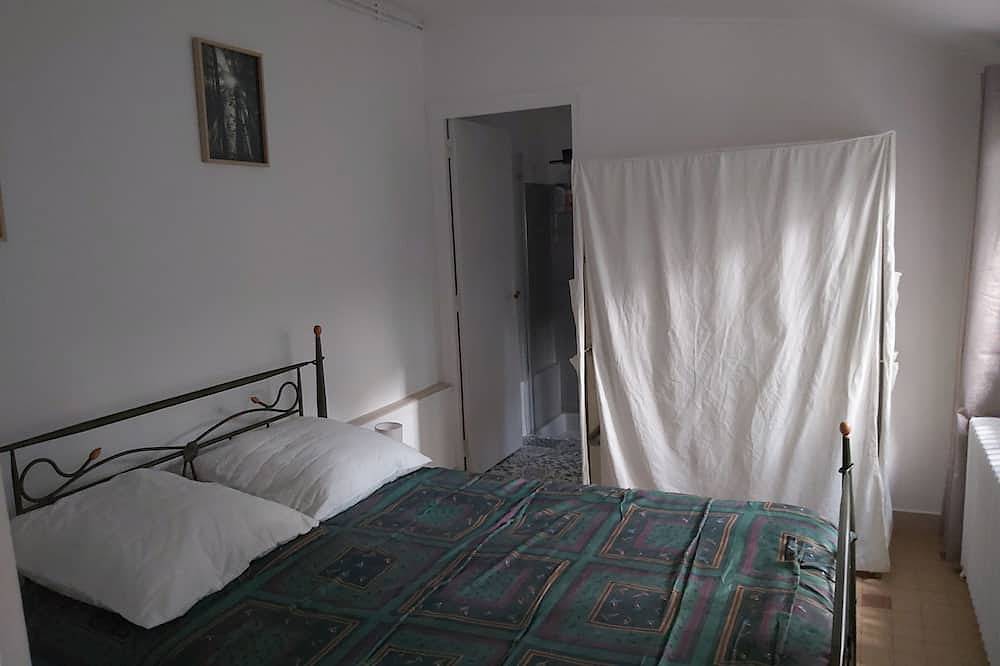 Single-storey house with courtyard and garden near Paris and Disneyland in Rosny-sous-Bois, Seine-Saint-Denis