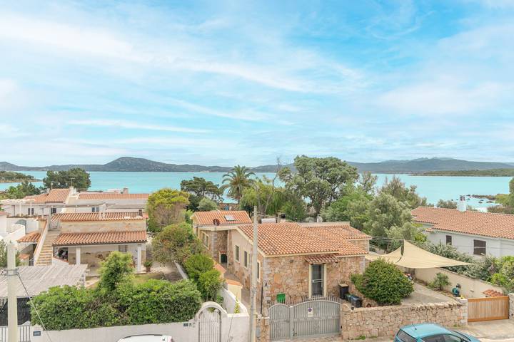 Apartamento entero, Apartamento junto al mar a 30 m de la playa con piscina comunitaria in Pittulongu, Olbia