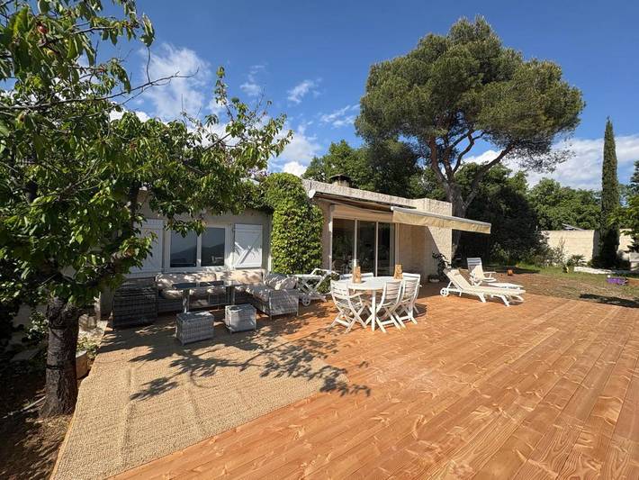 Location de vacances pour 6 personnes, avec jardin et vue à Tourrette-Levens