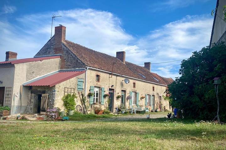 Gîte pour 4 personnes, avec jardin ainsi que piscine et vue, adapté aux familles à Lussac-les-Églises
