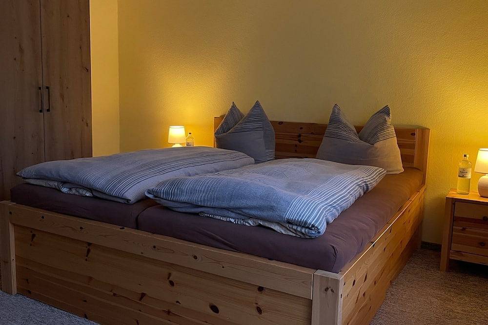 Große Ferienwohnung mit Terrasse in Neppermin am Achterwasser in Neppermin, Benz