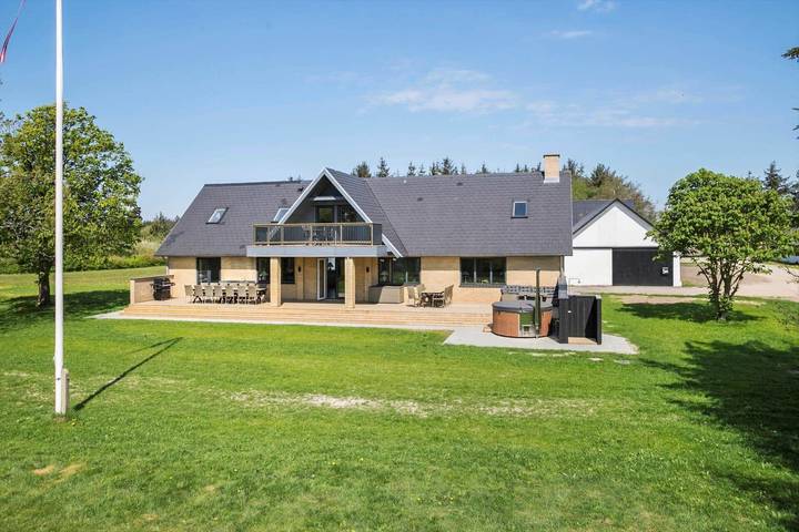 Ferienhaus für 18 Personen, mit Whirlpool und Garten sowie Terrasse, kinderfreundlich - 1