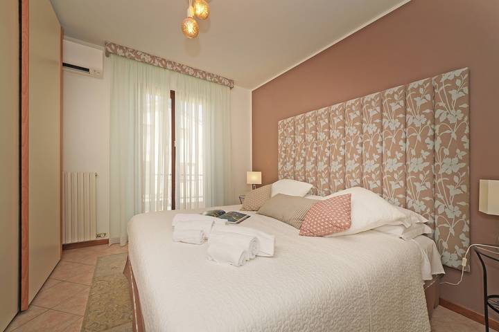 Appartement entier, Appartement de vacances "Torri Centro" lumineux et central in Torri del Benaco, Montagnes autour du lac de Garde