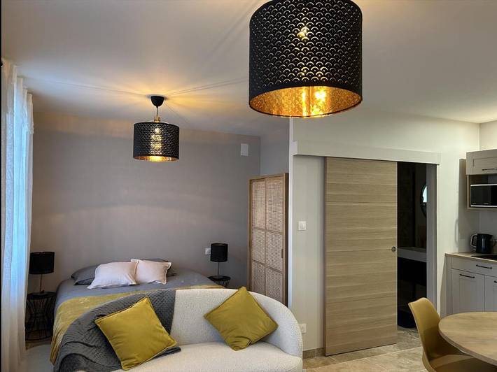 Gîte pour 2 personnes, avec Jacuzzi et Terrasse ainsi que Jardin et Piscine à Lussac