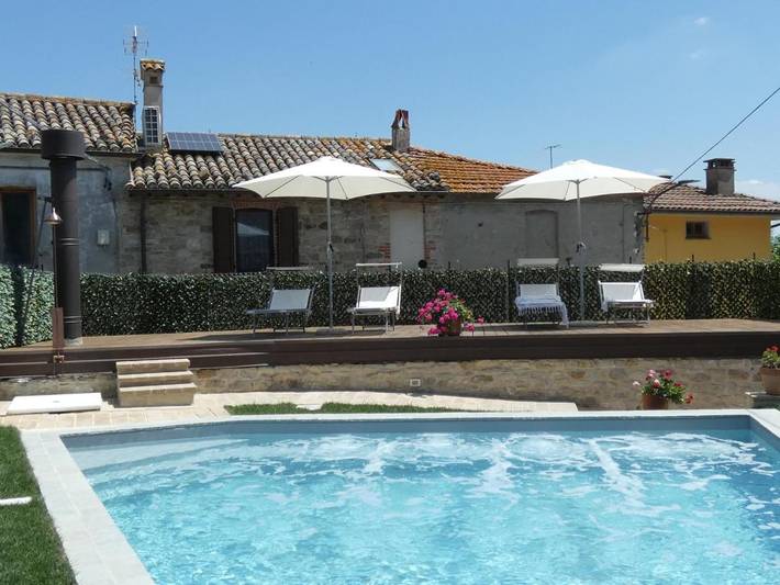 Gîte pour 3 personnes, avec Terrasse ainsi que Piscine et Vue à Piandimeleto