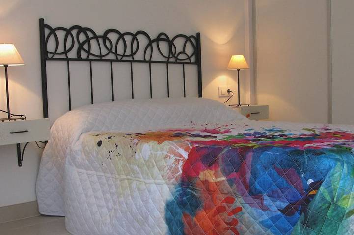Entire apartment, Close Gaudi, Gracia equipped apartment, Barcelona, WIFI, balcony, AC & elevator in Barcelona Centre, Barcelona