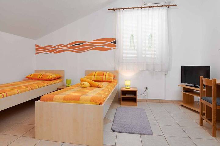 Ferienwohnung für 5 Personen, mit Terrasse und Garten sowie Pool in Karlobag - 2